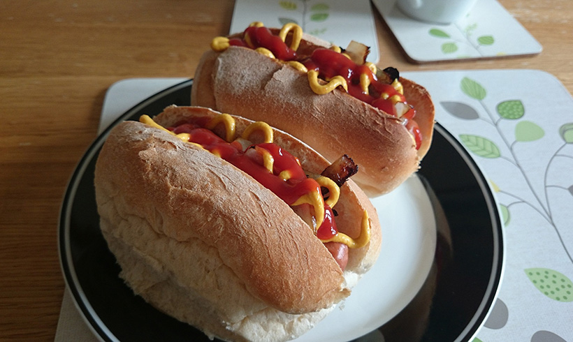 Although sandwiches have penetrated into young Chinese people’s daily lives, hot dogs can hardly be seen in Chinese shops.